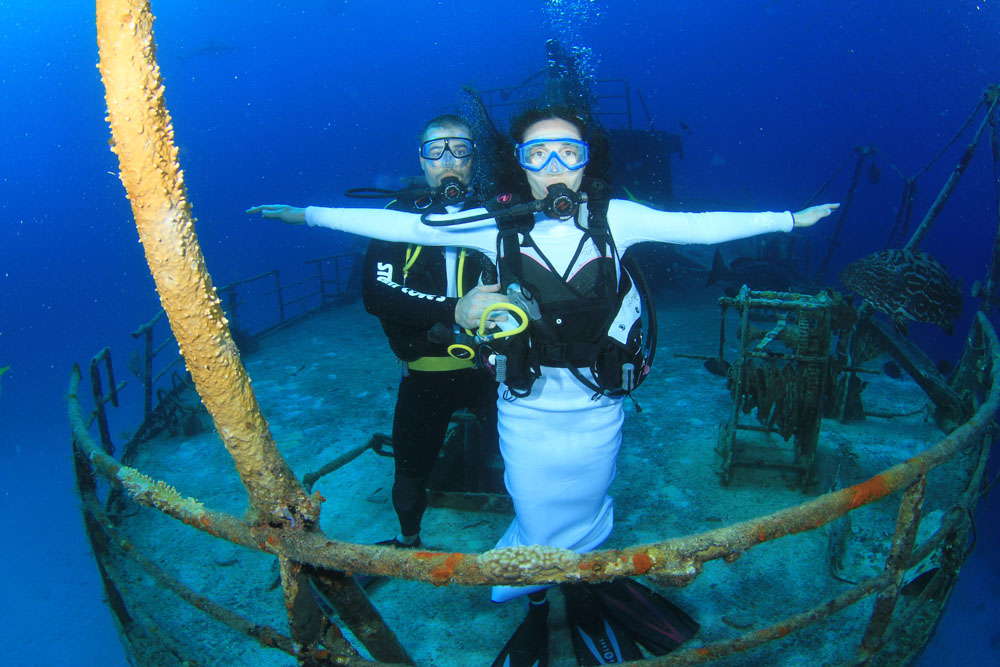 Stuart Cove's - underwater wedding