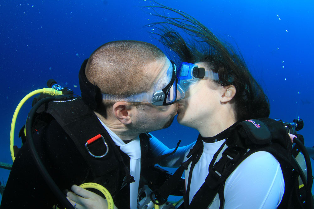 Stuart Cove's - underwater wedding